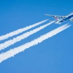 Vì sao khi máy bay bay trên không trung có vệt khói kéo dài?