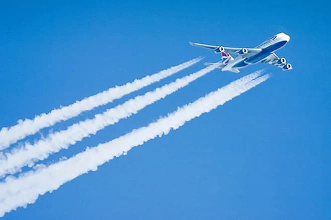 Vì sao khi máy bay bay trên không trung có vệt khói kéo dài?