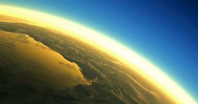 Vì sao trên không ở vùng cực Trái Đất có lỗ thủng ozon?