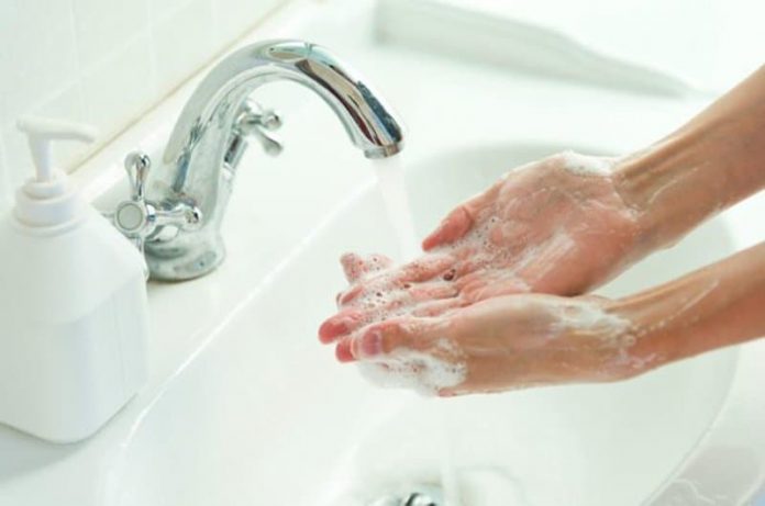 không nên dùng xăng để rửa tay