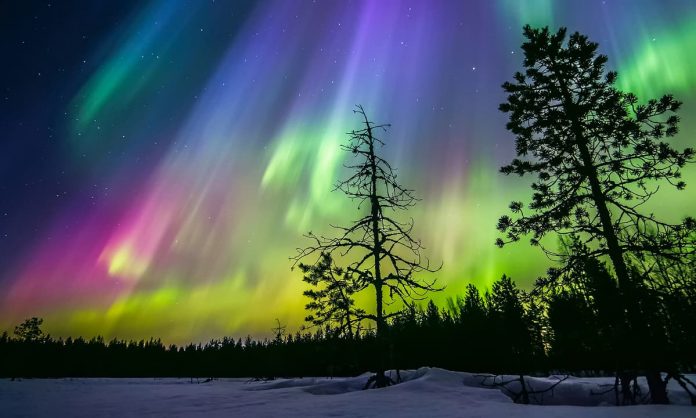 quầng sáng màu thường hay xuất hiện trên bầu trời hai cực Nam, Bắc