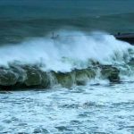 Vì sao gió trên mặt nước mạnh hơn trên đất liền?