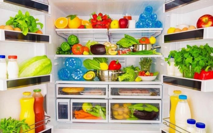 Vì sao thực phẩm để trong tủ lạnh lâu hỏng hơn bên ngoài?