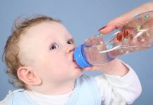 Vì sao trẻ dưới 6 tháng tuổi không cần uống thêm nước lọc?