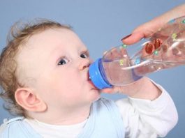 Vì sao trẻ dưới 6 tháng tuổi không cần uống thêm nước lọc?